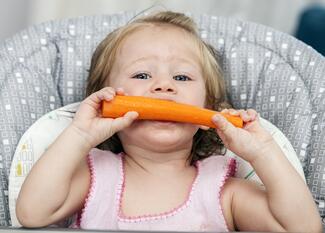 toddler eating carrot